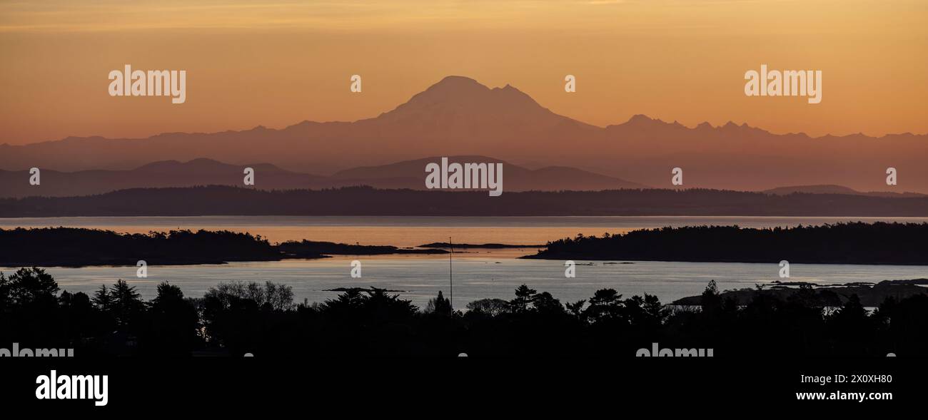 Mount Baker e Haro Strait visti dal Walbran Park di Oak Bay, British Columbia, Canada. Foto Stock