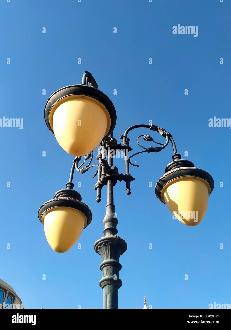 Luci stradali uniche del centro orientale a Medina, Arabia Saudita, con un cielo blu brillante come sfondo Foto Stock