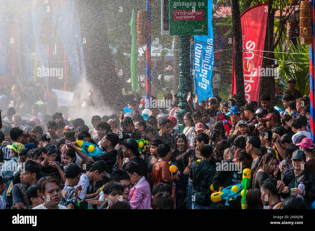 "La mano di dio" Un cambogiano viene colpito da una folla densamente affollata durante il festival cambogiano del capodanno. Wat Phnom, Phnom Penh, Cambogia. © Kraig Lieb Foto Stock