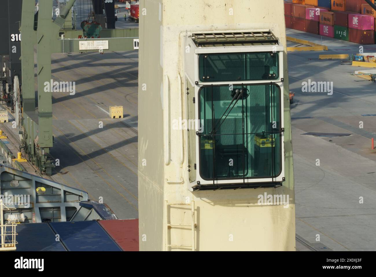 Cabina crema di gru da nave gestita dall'equipaggio su una nave portacontainer ormeggiata nel terminal merci di Houston. Foto Stock