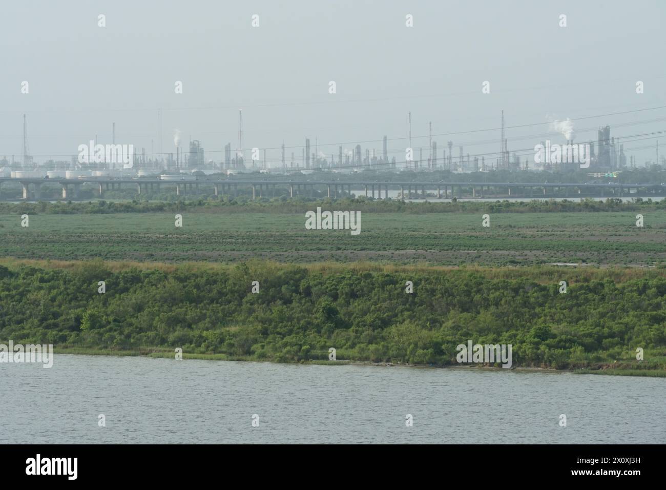 Zona industriale con fabbriche e raffinerie osservate dal terminal container del porto di Houston. Foto Stock