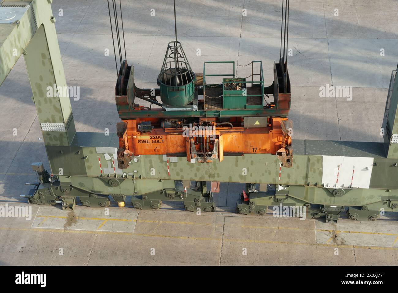 Spanditore arancione di gru a cavalletto verde su rotaie, utilizzato per caricare e scaricare container dalle navi da carico nel terminal di Houston. Foto Stock