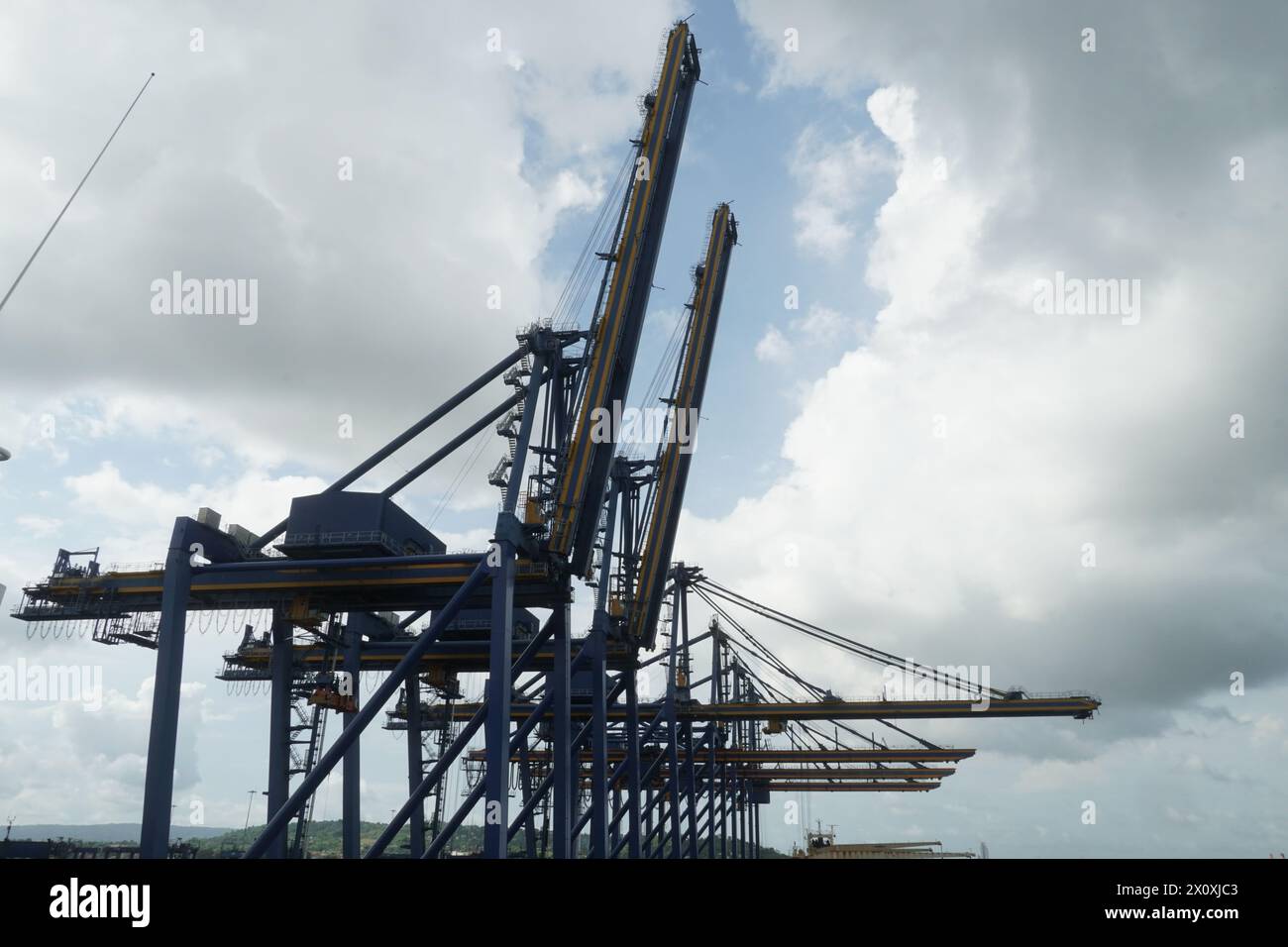 Costruzione metallica di grandi gru a cavalletto blu in posizione orizzontale in attesa del carico delle navi container nel porto di Cartagena. Foto Stock