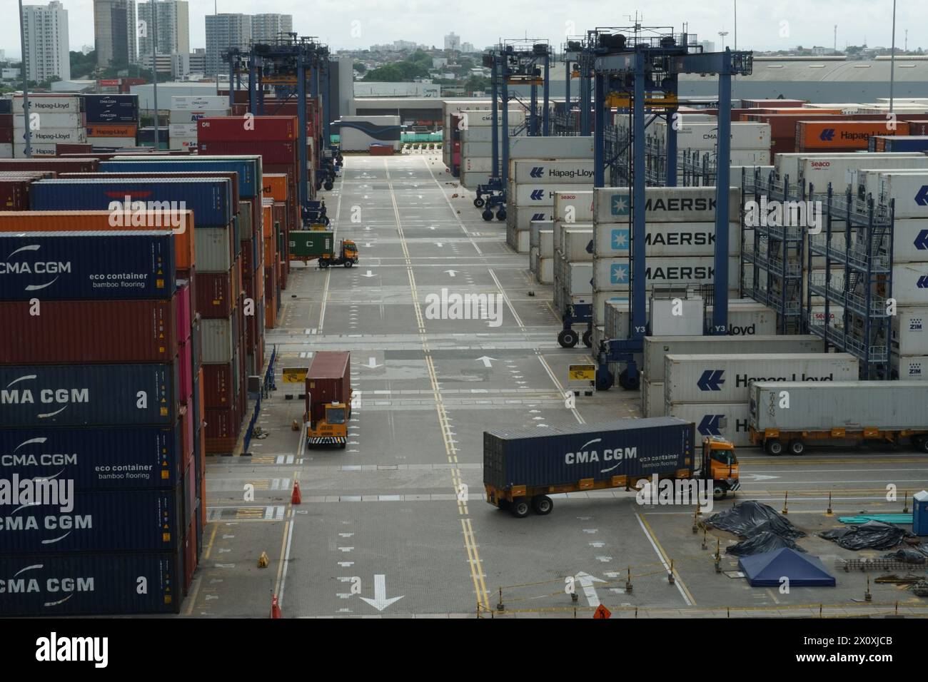 Terminal container con camion e scatole di diversi spedizionieri allineati nel porto di Cartagena. Foto Stock