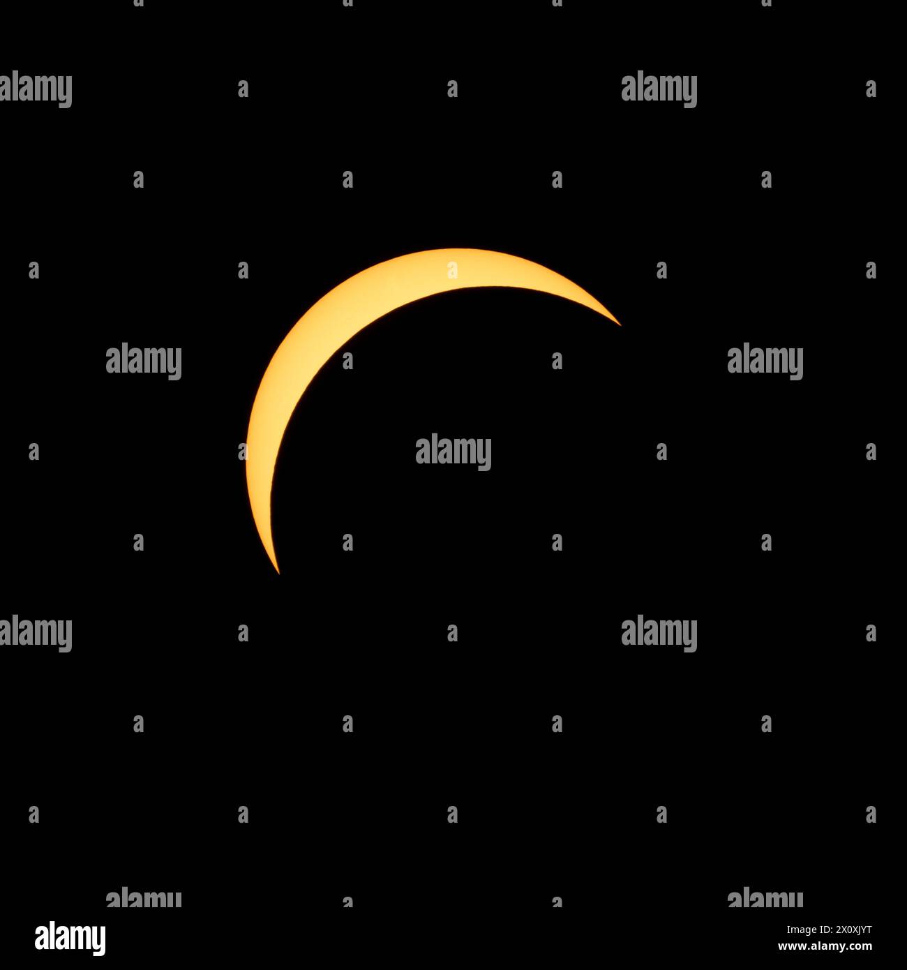 Il sole e la luna dopo il primo contatto durante l'eclissi solare totale l'8 aprile 2024. Foto Stock