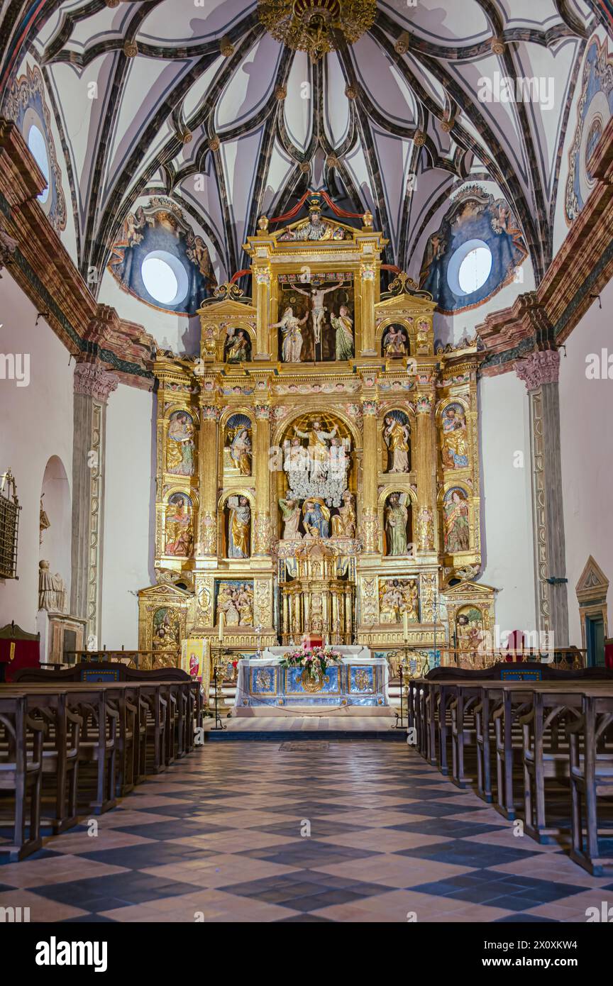 Albarracín, Spagna, 28 agosto 2019: Grandeur dorata: Il maestoso altare della Cattedrale di Albarracín Foto Stock