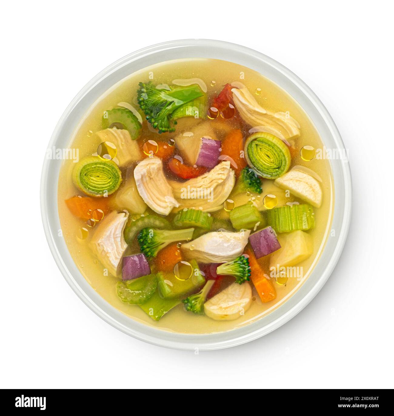 Zuppa di pollo con verdure isolate su sfondo bianco, vista dall'alto Foto Stock