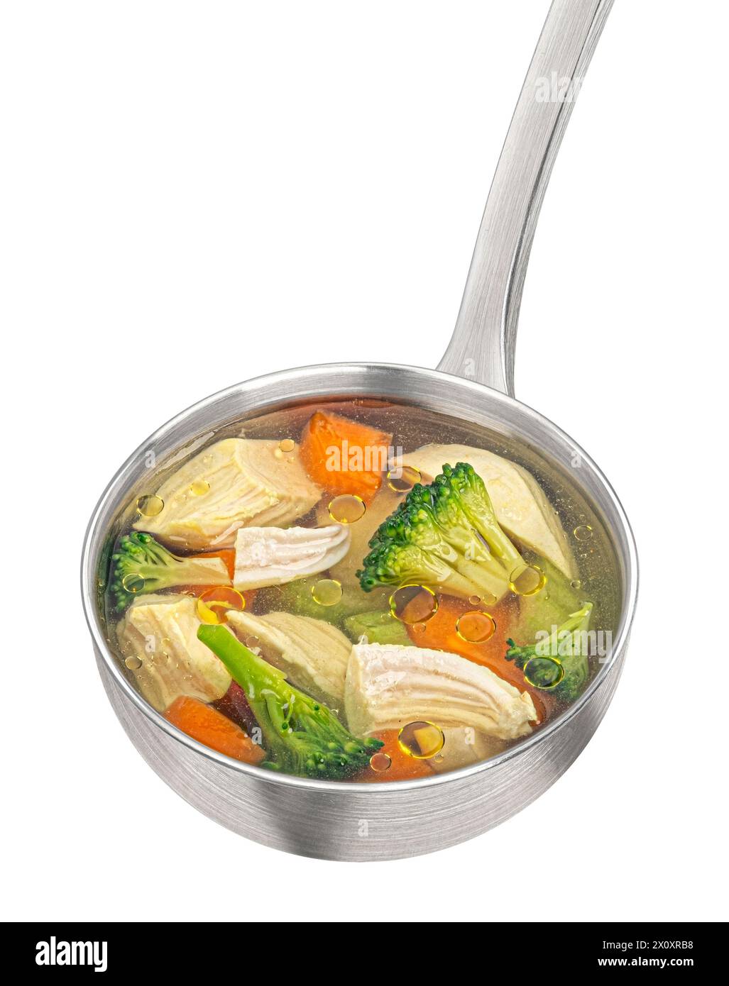 Mestolo con zuppa di pollo con verdure isolate su sfondo bianco, vista dall'alto Foto Stock