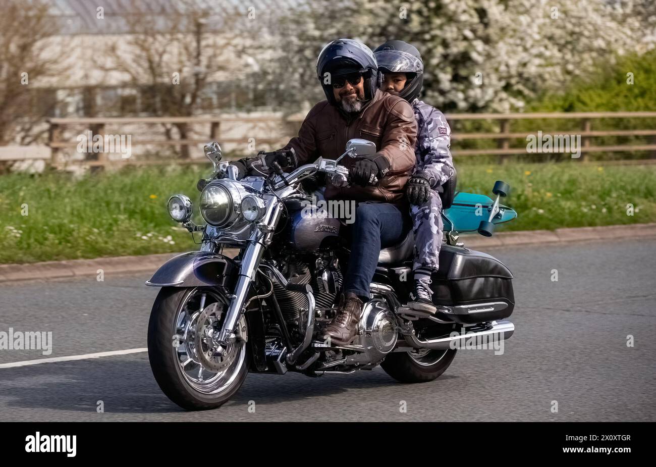 Milton Keynes, Regno Unito - 14 aprile 2024: 2008 Harley Davidson flhrse 3 Road King su una strada britannica Foto Stock