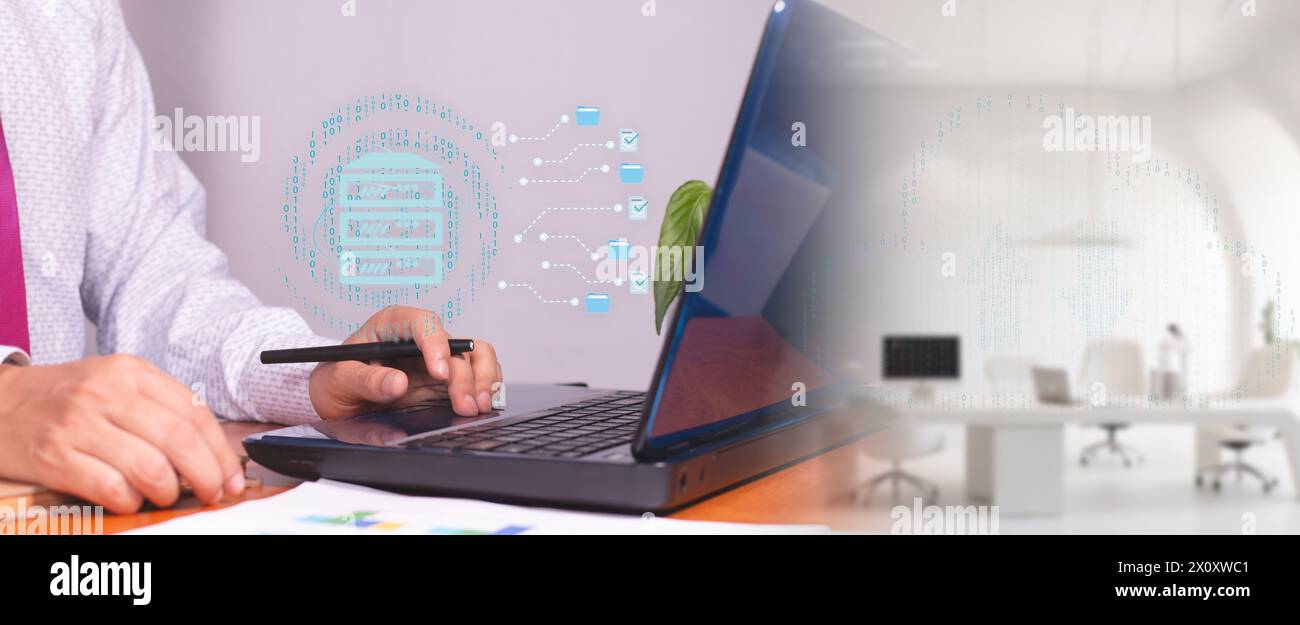 un uomo d'affari di fronte al suo laptop salva e scarica cartelle e documenti sul server online. Foto Stock