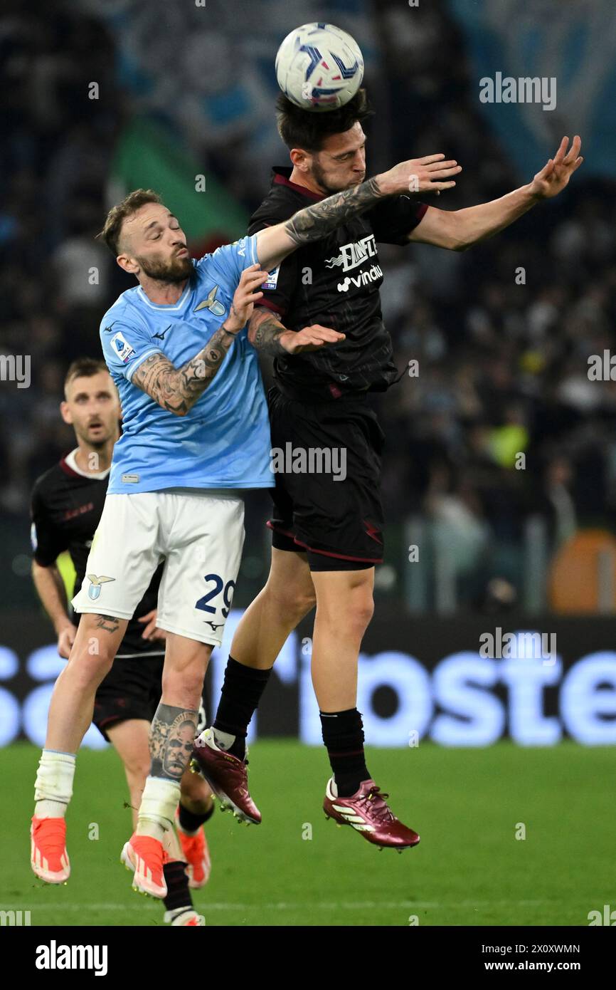 Manuel Lazzari delle SS Lazio e Agustin Martegani della US Salernitana gareggiano per il pallone durante la partita di serie A tra SS Lazio e US Salernitana allo stadio Olimpico di Roma (Italia), 12 aprile 2024. Foto Stock