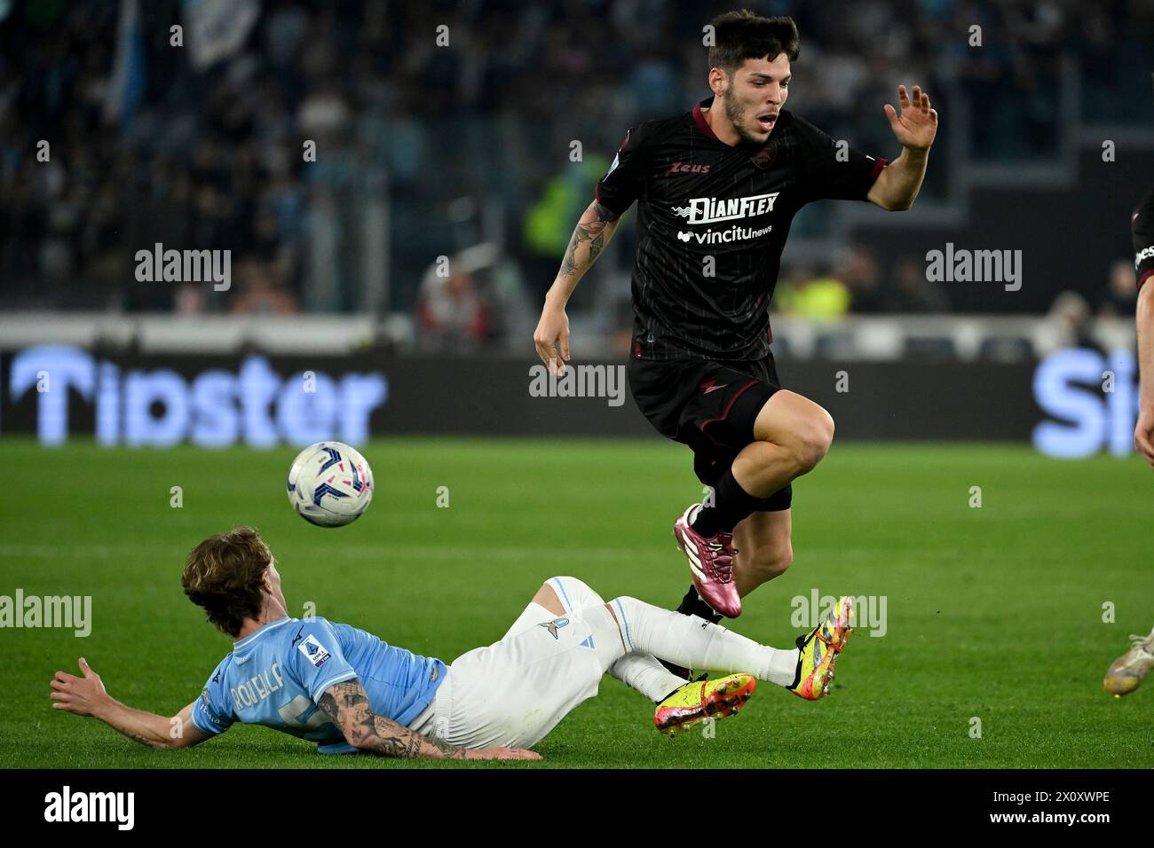 Nicolo Rovella delle SS Lazio e Agustin Martegani della US Salernitana competono per il pallone durante la partita di serie A tra SS Lazio e US Salernitana allo stadio Olimpico di Roma (Italia), 12 aprile 2024. Foto Stock