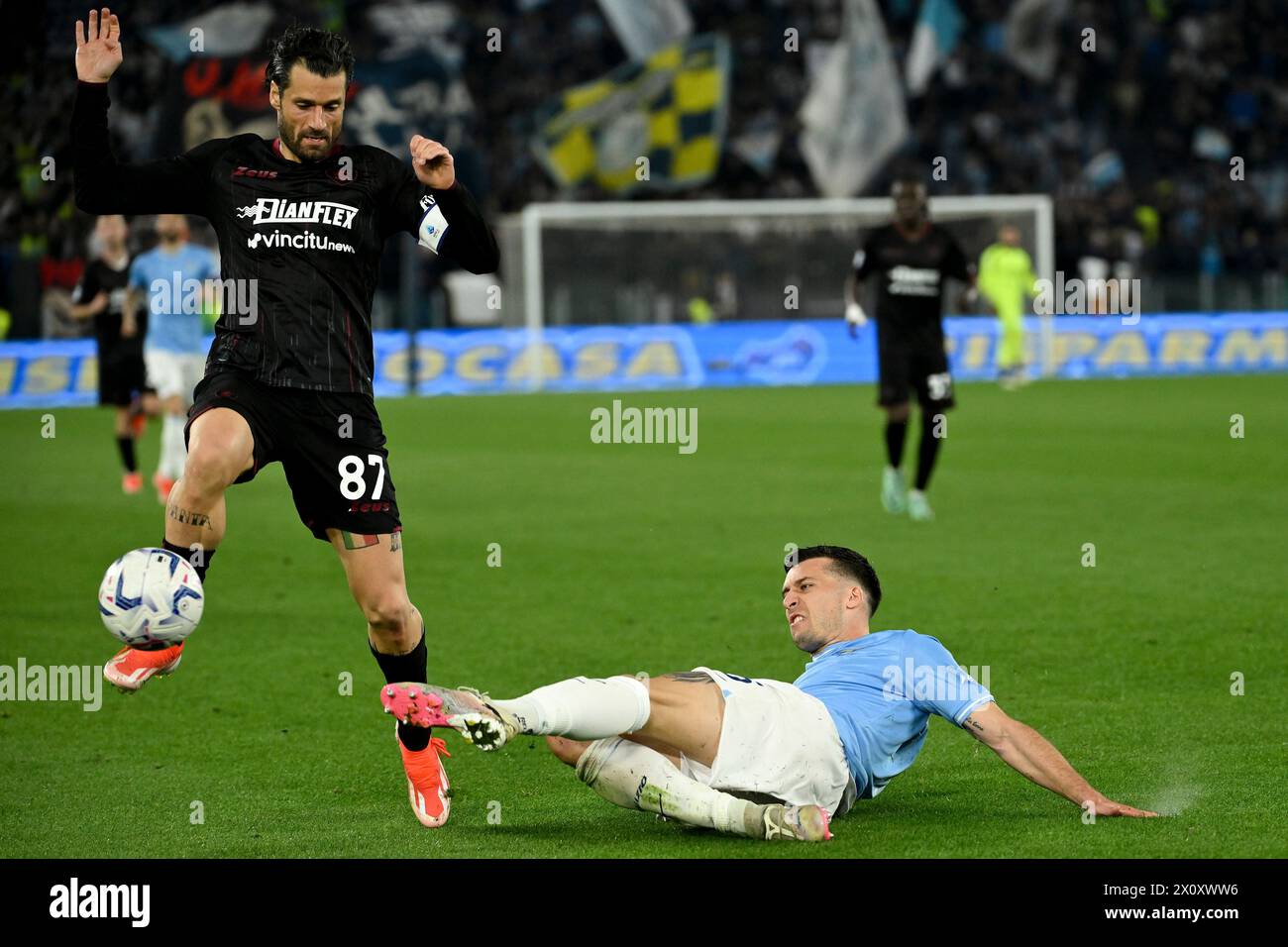 Antonio Candreva della US Salernitana e Nicolo Casale della SS Lazio gareggiano per il pallone durante la partita di serie A tra SS Lazio e US Salernitana allo stadio Olimpico di Roma (Italia), 12 aprile 2024. Foto Stock