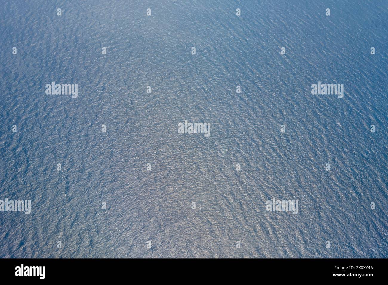 mare e onde, vista dall'alto, superficie calma, spazio copia. Foto Stock