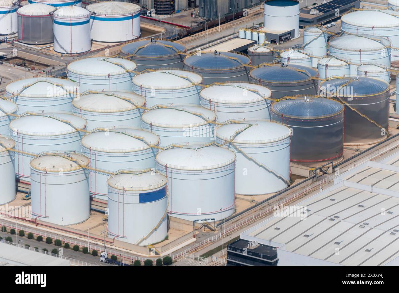 Vista dall'alto della raffineria di petrolio e dell'impianto petrolchimico, dei serbatoi di trattamento e stoccaggio di petrolio e gas, dell'area industriale. Foto Stock