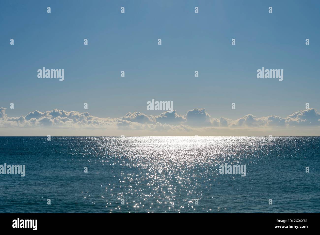 Splendida vista sul mare, nuvole serali, riflessi sull'acqua dal sole al tramonto. Foto Stock