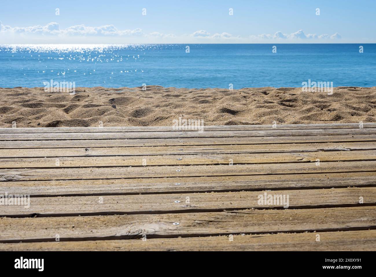Tavola in legno con spazio libero per il prodotto o il testo pubblicitario. Panorama sul mare. Foto Stock