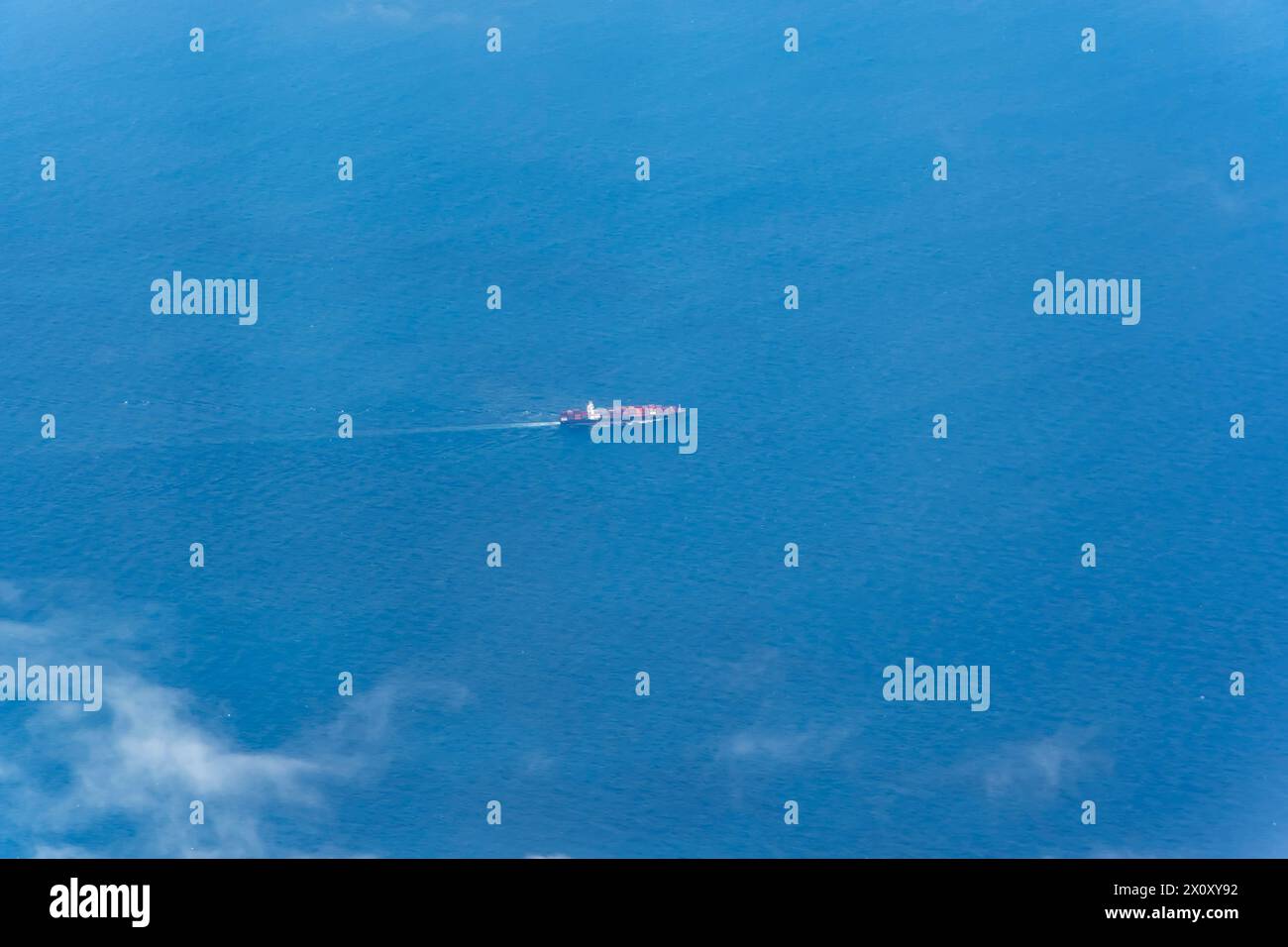Vista aerea di una nave cisterna o di una nave portarinfuse che naviga sul mare. Foto Stock