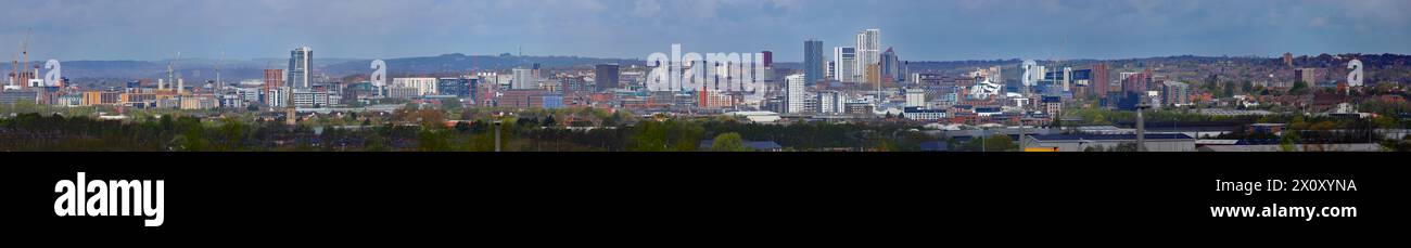 Una vista panoramica dello skyline del centro di Leeds da una distanza di 3 miglia. Foto Stock