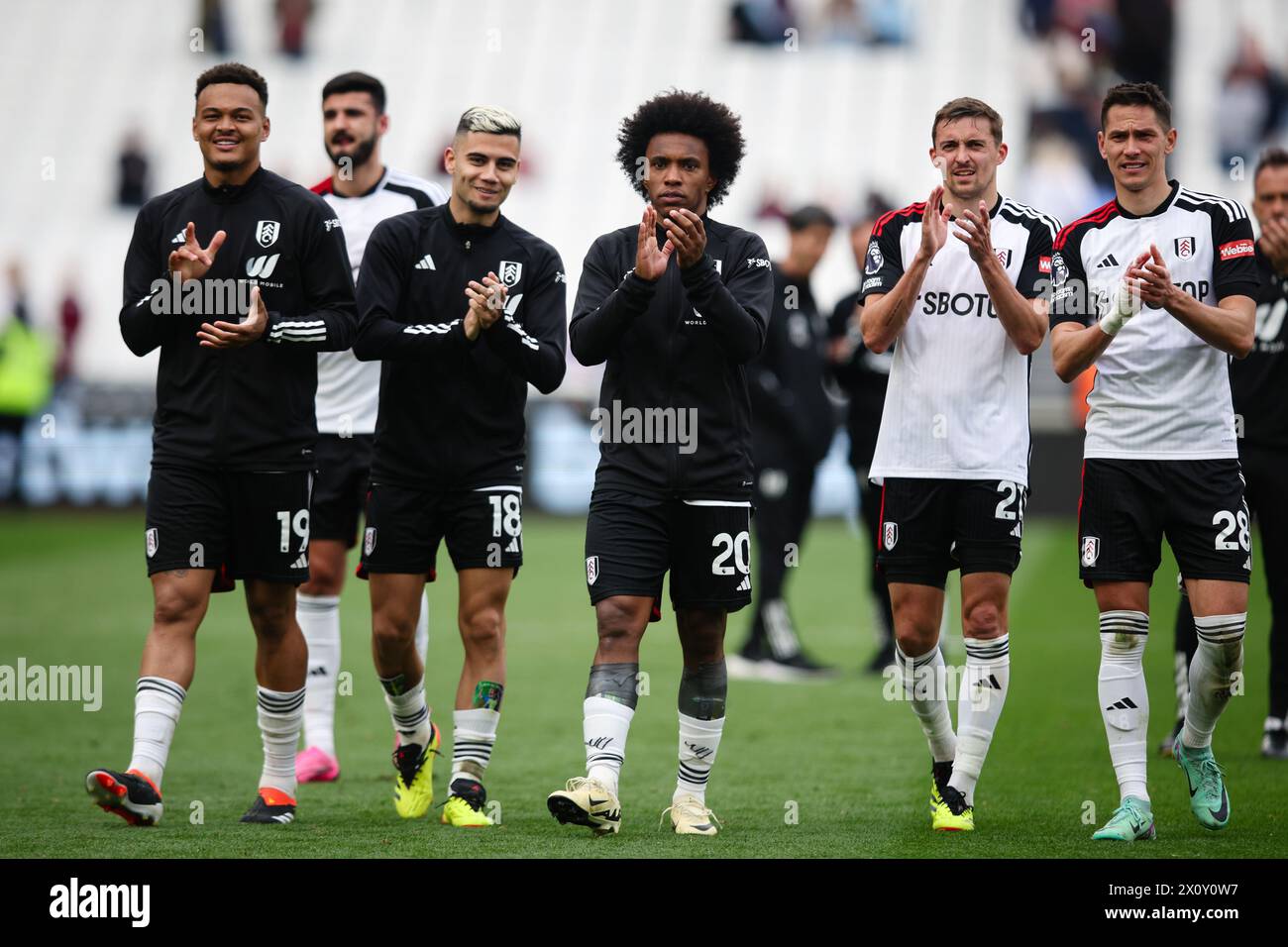 LONDRA, Regno Unito - 14 aprile 2024: I giocatori del Fulham FC applaudono i tifosi dopo la partita di Premier League tra il West Ham United e il Fulham FC al London Stadium (credito: Craig Mercer/ Alamy Live News) Foto Stock