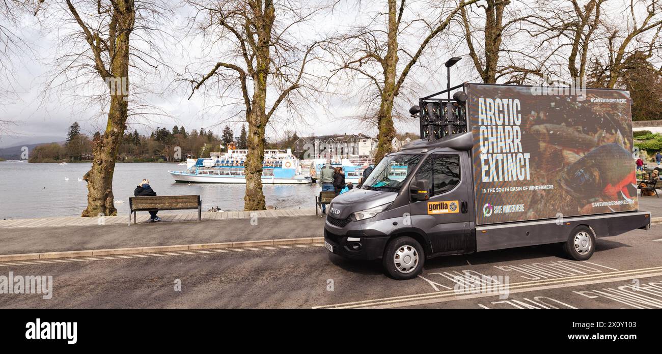 Cumbria, Regno Unito. 14 aprile 2024. Il furgone di protesta "Save Windermere" percorre la baia di Glede Bowness sul lago Windermere, proseguendo contro le operazioni di United Utilities in questo Parco Nazionale e sito Patrimonio dell'Umanità dell'UNESCO, il Lake District. Crediti: Gordon Shoosmith/Alamy Live News Foto Stock