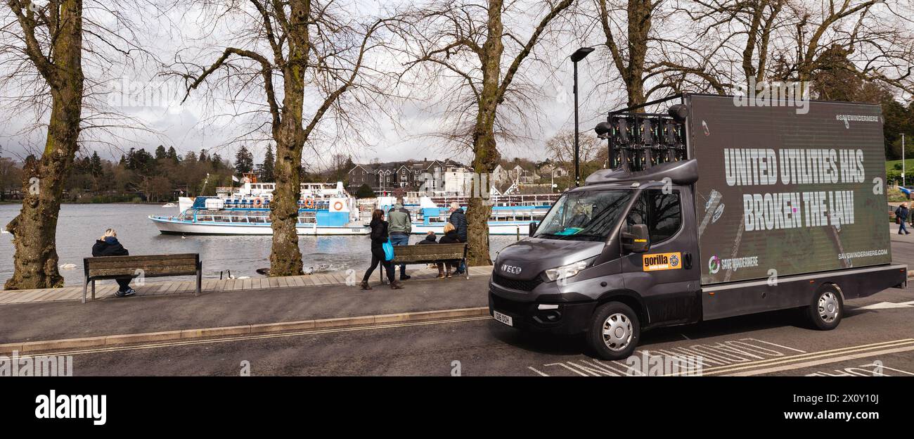 Cumbria, Regno Unito. 14 aprile 2024. Il furgone di protesta "Save Windermere" percorre la baia di Glede Bowness sul lago Windermere, proseguendo contro le operazioni di United Utilities in questo Parco Nazionale e sito Patrimonio dell'Umanità dell'UNESCO, il Lake District. Crediti: Gordon Shoosmith/Alamy Live News Foto Stock
