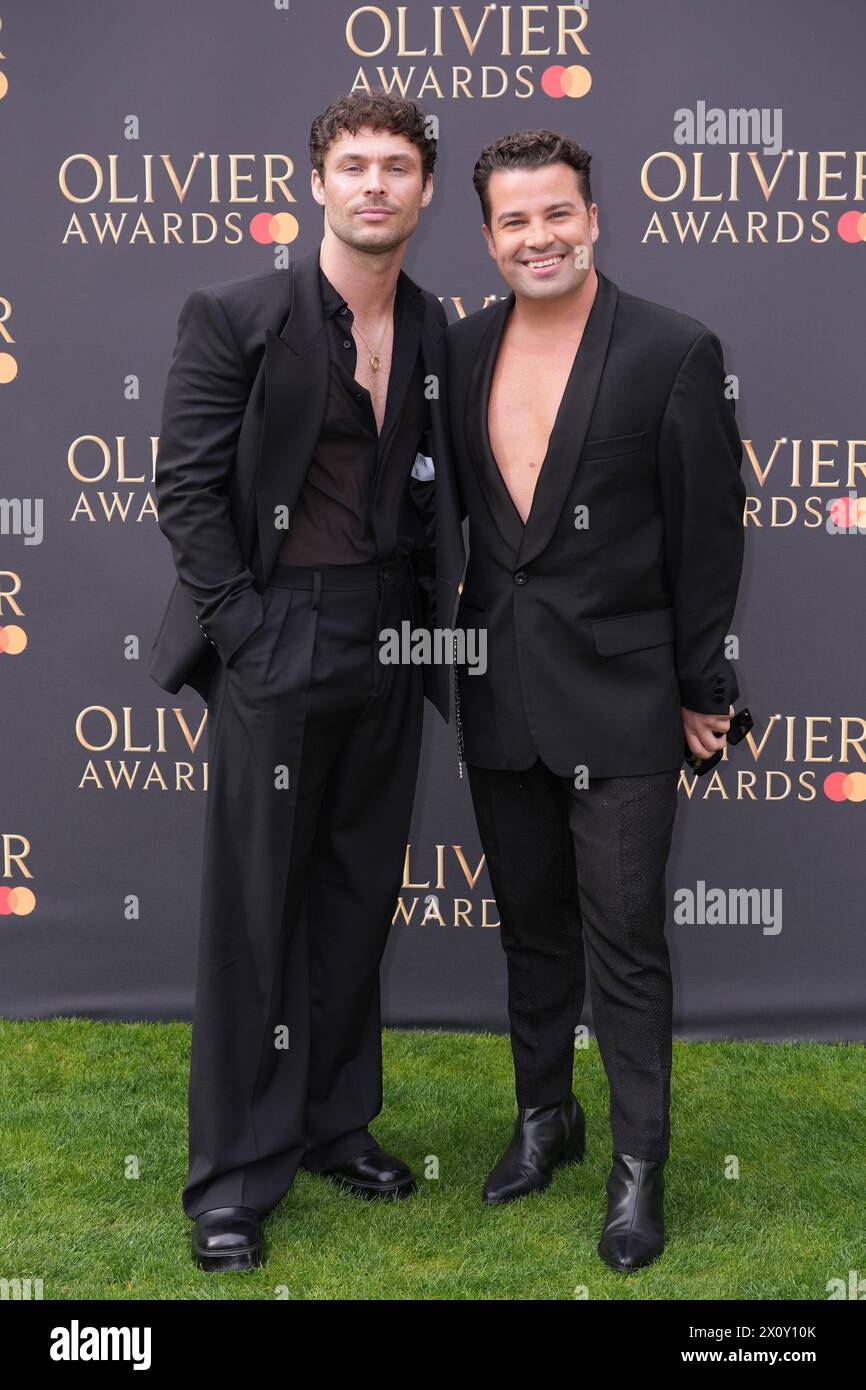 Joe McElderry (a destra) partecipa agli Olivier Awards alla Royal Albert Hall di Londra. Data foto: Domenica 14 aprile 2024. Foto Stock