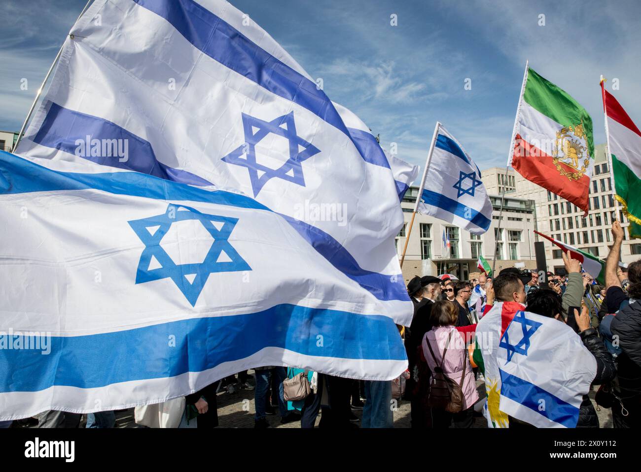 14 aprile 2024, Berlino, Germania: Centinaia di manifestanti si sono riuniti alla porta di Brandeburgo di Berlino domenica 14 aprile 2024, riunendosi sotto la bandiera ''mani fuori Israele! Siamo Uniti contro il terrore del regime iraniano”. L'evento di Pariser Platz è stato segnato da richieste di solidarietà con Israele a seguito degli attacchi diretti senza precedenti dal suolo iraniano. Gli oratori dell'evento hanno evidenziato il lancio di centinaia di droni e missili da crociera da parte dell'Iran come una significativa escalation. L'incontro ha sottolineato la percezione dell'Iran non solo come una minaccia regionale, ma anche internazionale. Il ra Foto Stock