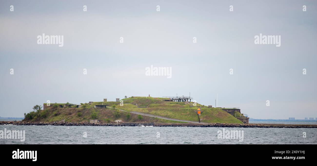 Questa suggestiva immagine stock cattura Flakfortet, la storica fortezza marina situata su un'isola artificiale fuori Copenaghen. Visto dal surrogato Foto Stock