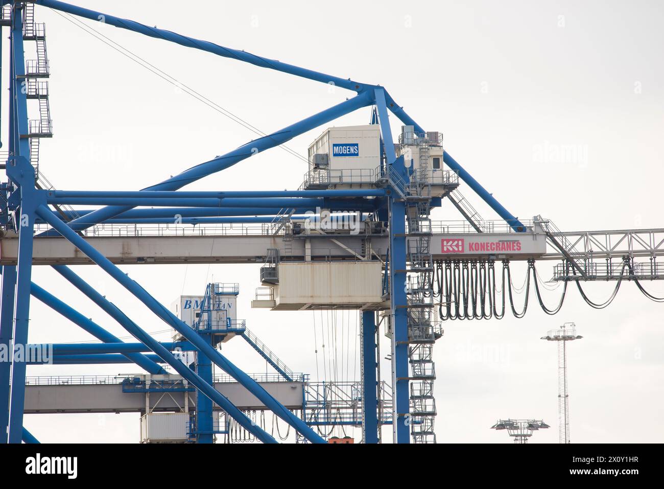 Questa immagine mostra le potenti gru di carico container Konecranes che dominano lo skyline del porto di Copenaghen. Questi behemot industriali Foto Stock