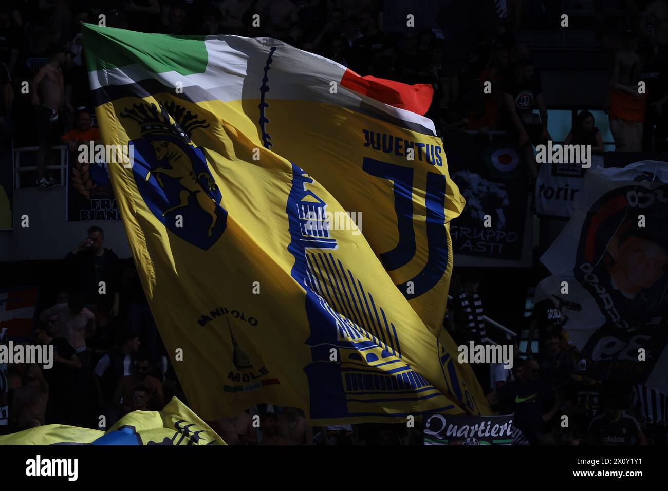 Torino, Italia. 13 aprile 2024. I tifosi della Juventus sventolano una bandiera gigante con il logo del club e la Mole Antoneliana, punto di riferimento locale durante la partita di serie A allo Stadio grande Torino. Il credito per immagini dovrebbe essere: Jonathan Moscrop/Sportimage Credit: Sportimage Ltd/Alamy Live News Foto Stock