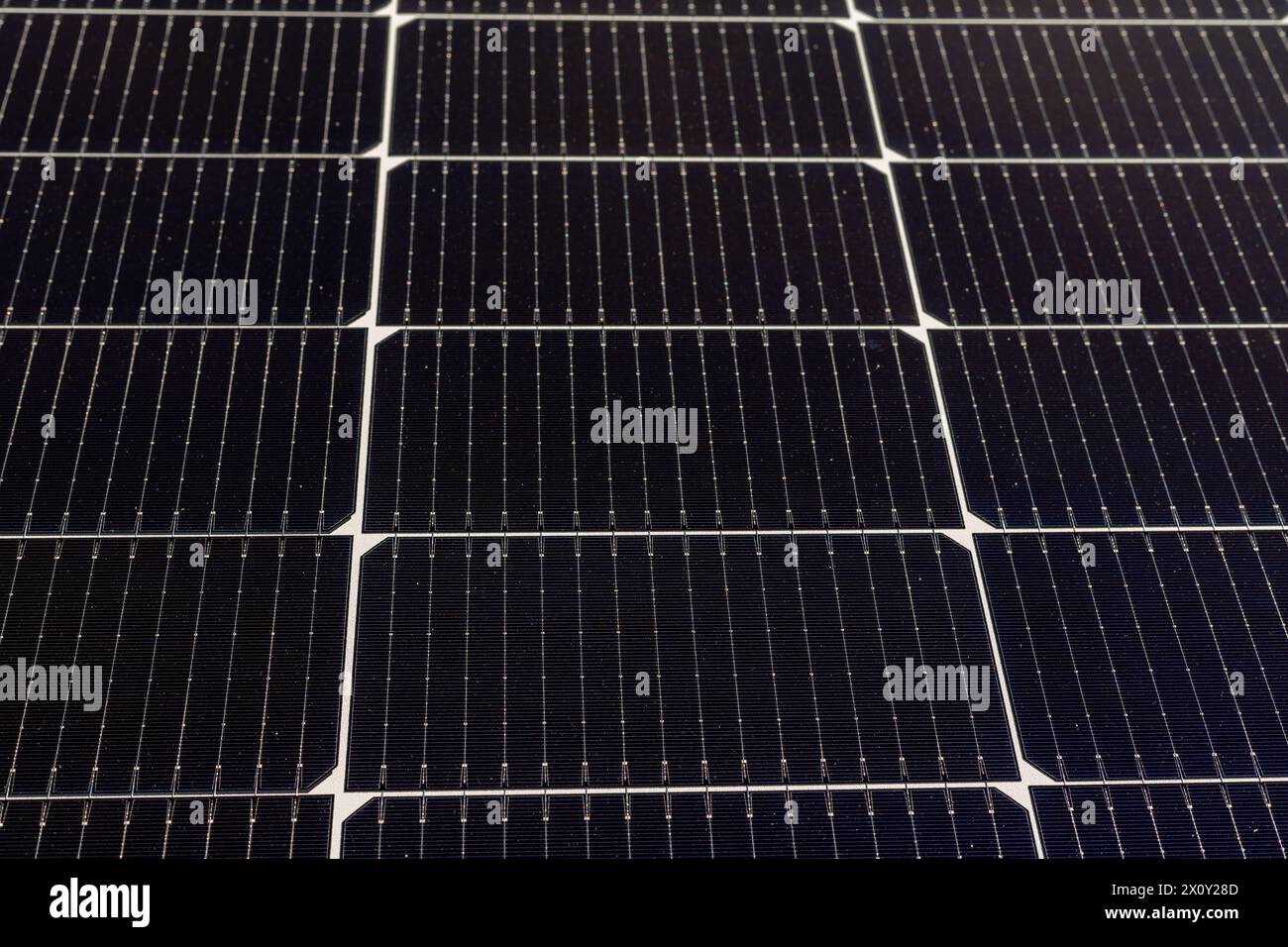 Vista posteriore di un pannello solare fotovoltaico in una centrale a energia solare Foto Stock