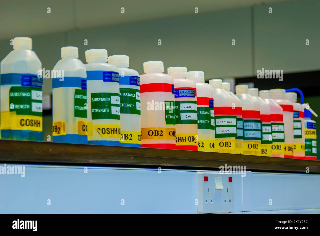 Prodotti chimici analitici presso il laboratorio ambientale del gruppo VT Foto Stock
