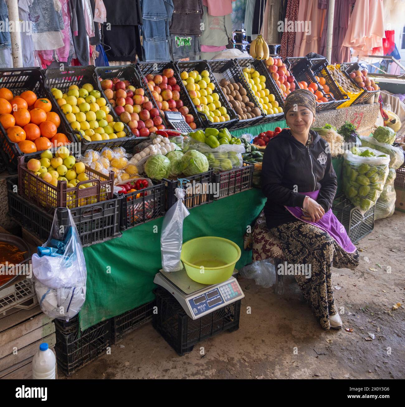 Venditrice di frutta, bazar, Koneurgench, Turkmenistan Foto Stock