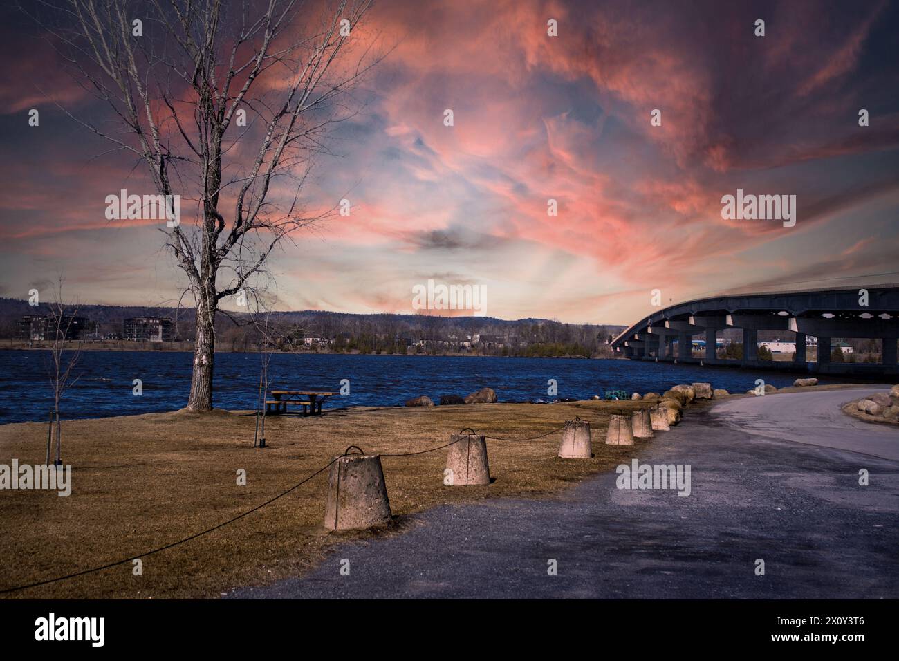 Strada che conduce ad un ponte Foto Stock