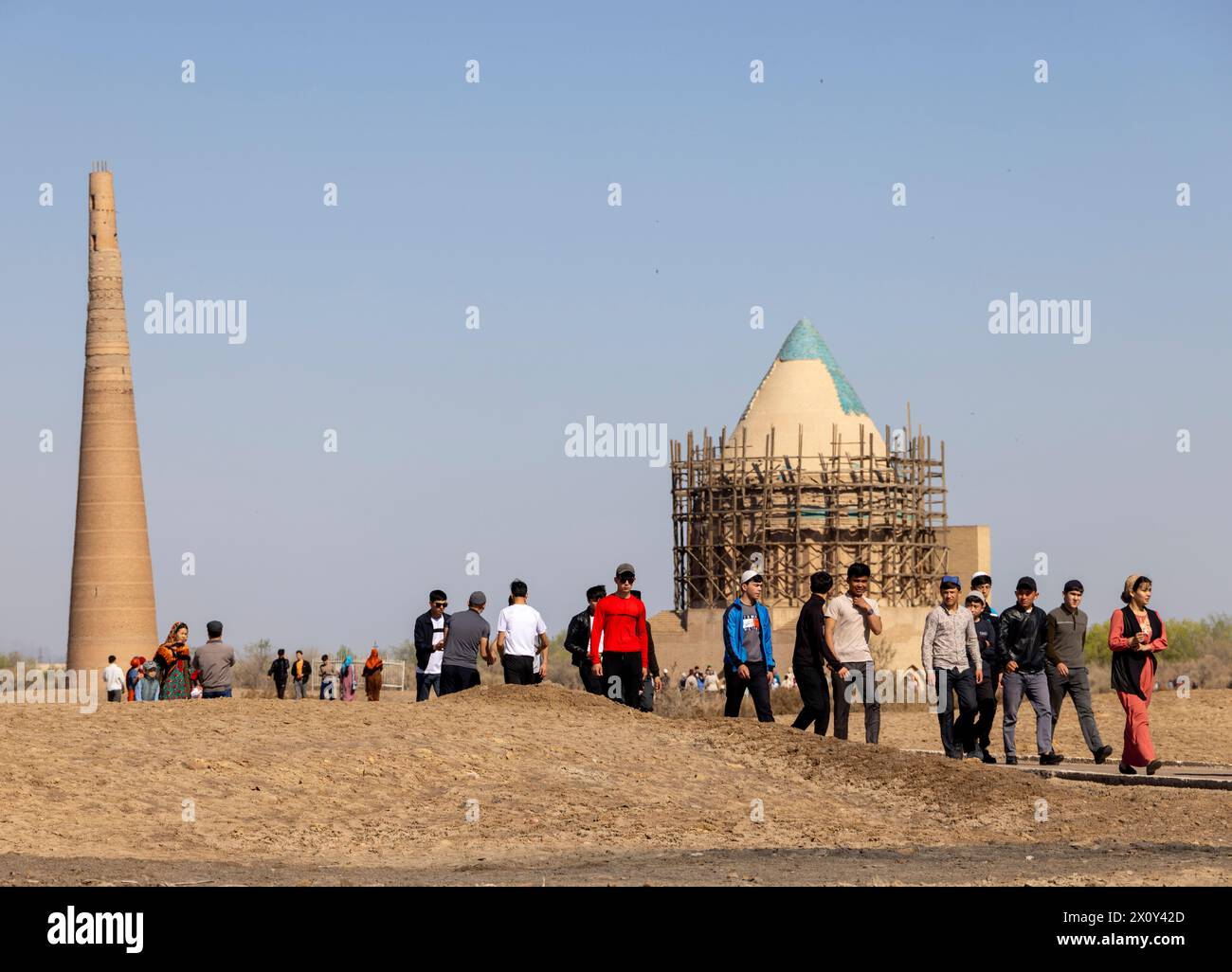 Pellegrini a Eid che visitano il minareto di Qutluq Timur e la tomba di Tekesh, Koneurgench, Turkmenistan Foto Stock