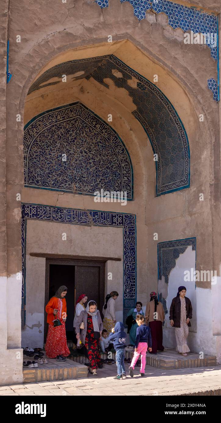 Pellegrini al santuario di Najm al-DIN Kubra, Koneurgench, Turkmenistan Foto Stock