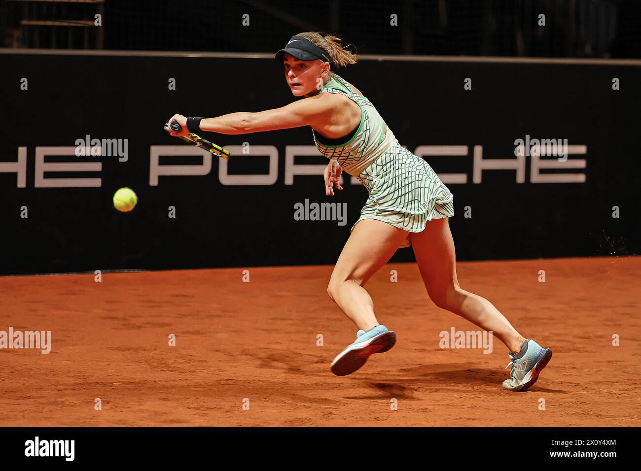 14 aprile 2024, Stoccarda, Baden-WÃ¼Rttemberg, Germania: Sara Bejlek (CZE) torna con un rovescio durante il 47. Porsche Tennis Grand Prix Stuttgart - WTA500 (immagine di credito: © Mathias Schulz/ZUMA Press Wire) SOLO PER USO EDITORIALE! Non per USO commerciale! Foto Stock