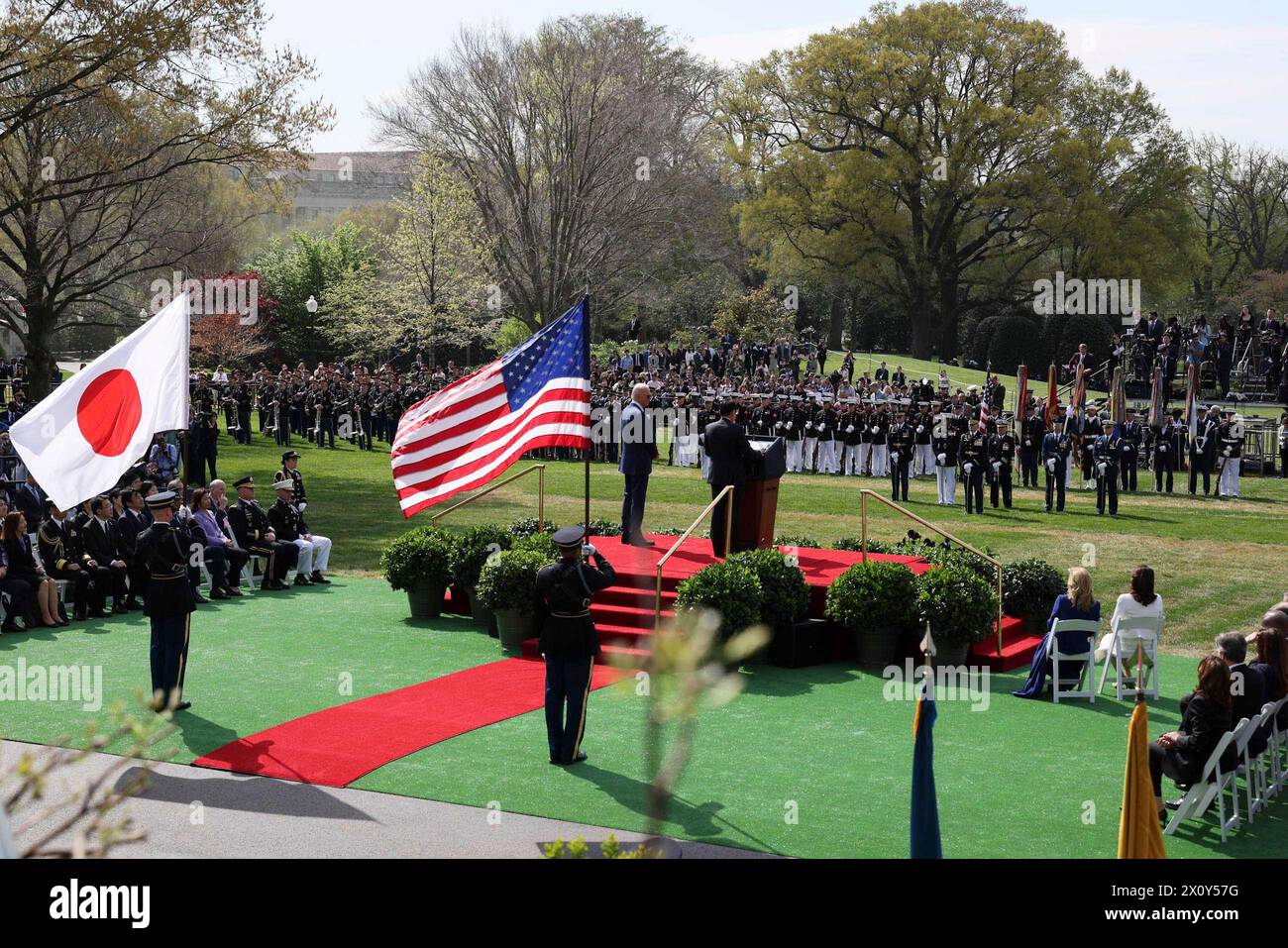 Washington, Stati Uniti. 10 aprile 2024. Il primo ministro giapponese Fumio Kishida, a destra, fa le sue osservazioni mentre il presidente degli Stati Uniti Joe Biden, a sinistra, guarda durante la cerimonia di arrivo della visita di Stato sul prato sud della Casa Bianca, 10 aprile 2024, a Washington, DC Credit: PMO Japan/Japanese Premier Office/Alamy Live News Foto Stock