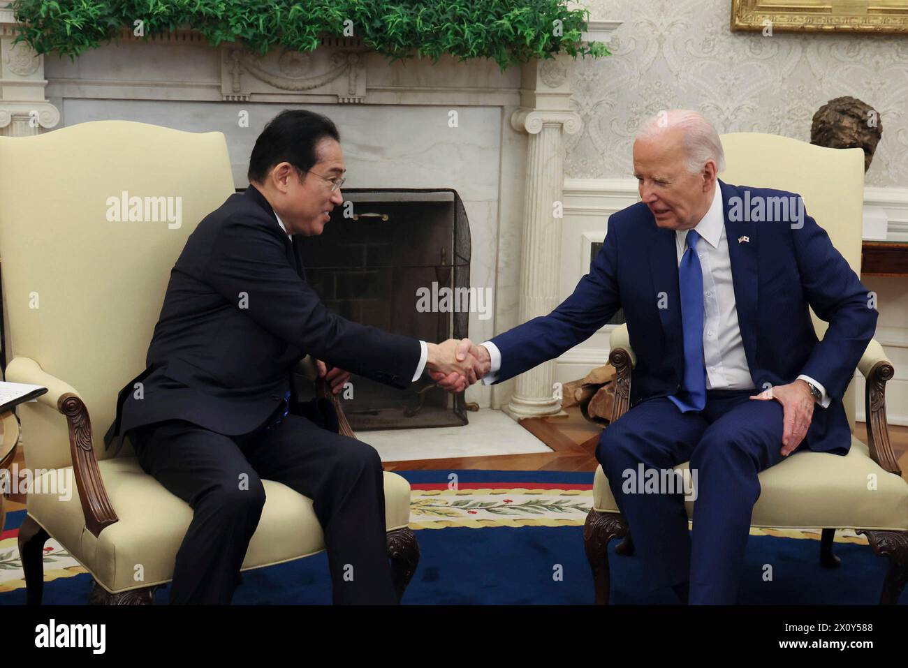 Washington, Stati Uniti. 10 aprile 2024. Il presidente degli Stati Uniti Joe Biden, a destra, stringe la mano con il primo ministro giapponese Fumio Kishida, a sinistra, prima dell'inizio del loro incontro bilaterale nell'Ufficio ovale della Casa Bianca, 10 aprile 2024, a Washington, D.C. credito: PMO Japan/Japanese Premier Office/Alamy Live News Foto Stock