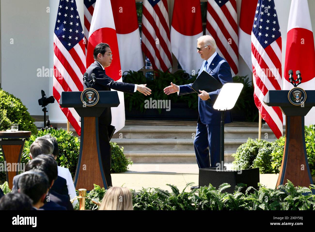 Washington, Stati Uniti. 10 aprile 2024. Il primo ministro giapponese Fumio Kishida, a sinistra, stringe la mano al presidente degli Stati Uniti Joe Biden, a destra, a seguito di una conferenza stampa congiunta al Rose Garden della Casa Bianca, 10 aprile 2024, a Washington, D.C. credito: PMO Japan/Japanese Premier Office/Alamy Live News Foto Stock