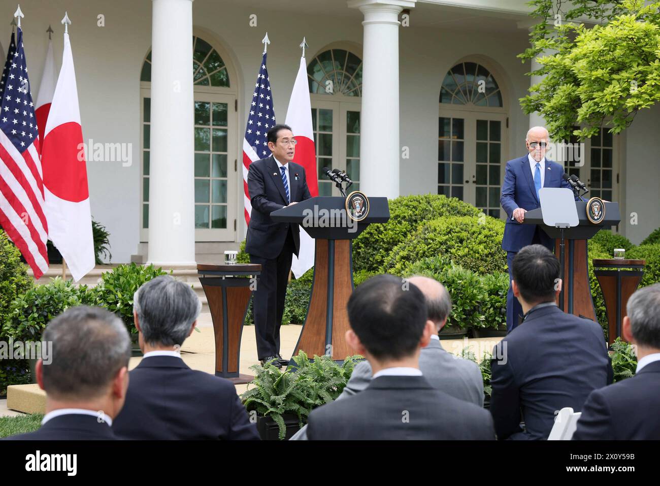 Washington, Stati Uniti. 10 aprile 2024. Il primo ministro giapponese Fumio Kishida, a sinistra, risponde a una domanda durante una conferenza stampa congiunta ospitata dal presidente degli Stati Uniti Joe Biden, a destra, al Rose Garden della Casa Bianca, 10 aprile 2024, a Washington, DC Credit: PMO Japan/Japanese Premier Office/Alamy Live News Foto Stock