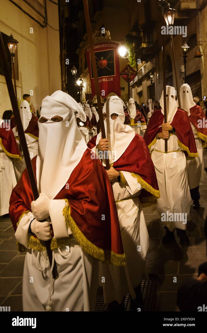 Chieti, Italia - 29 marzo 2024: Penitenti incappucciati durante la famosa processione del venerdì Santo a Chieti (Italia) Foto Stock