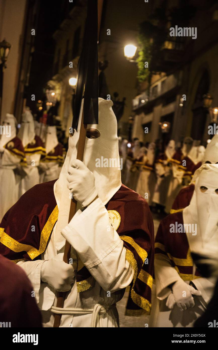 Penitenti incappucciati durante la famosa processione del venerdì Santo a Chieti (Italia) Foto Stock