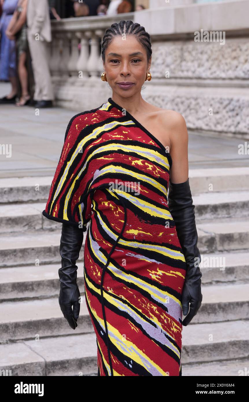 Sophie Okoneda partecipa agli Olivier Awards alla Royal Albert Hall di Londra. Data foto: Domenica 14 aprile 2024. Foto Stock