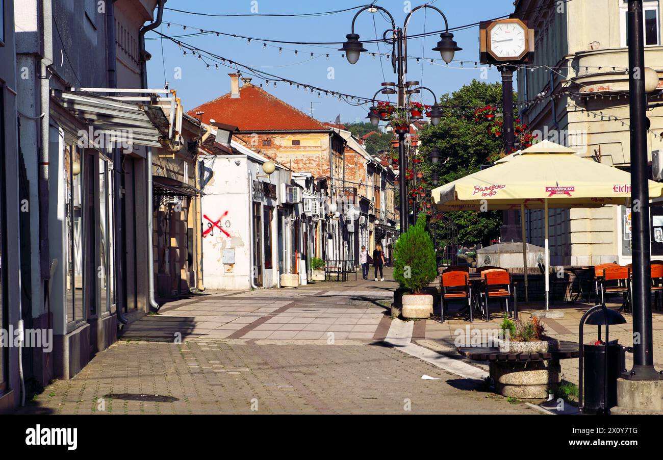 Negozi chiusi e via pedonale Kneza Miloša vuota nella città di Valjevo, Serbia Foto Stock
