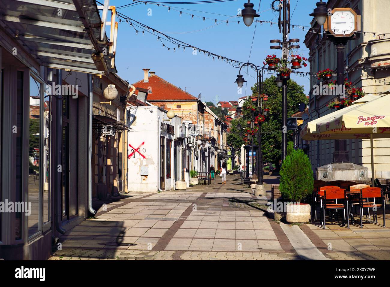 Negozi chiusi e via pedonale Kneza Miloša vuota nella città di Valjevo, Serbia Foto Stock