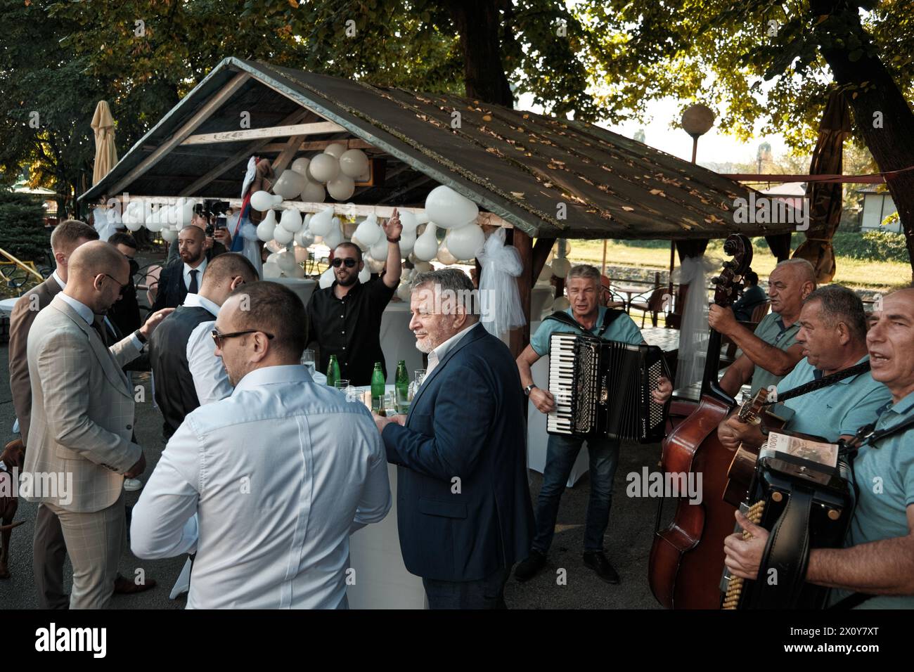 La celebrazione di un matrimonio con l'orchestra che suona canzoni tradizionali serbe nella città di Valjevo, in Serbia Foto Stock