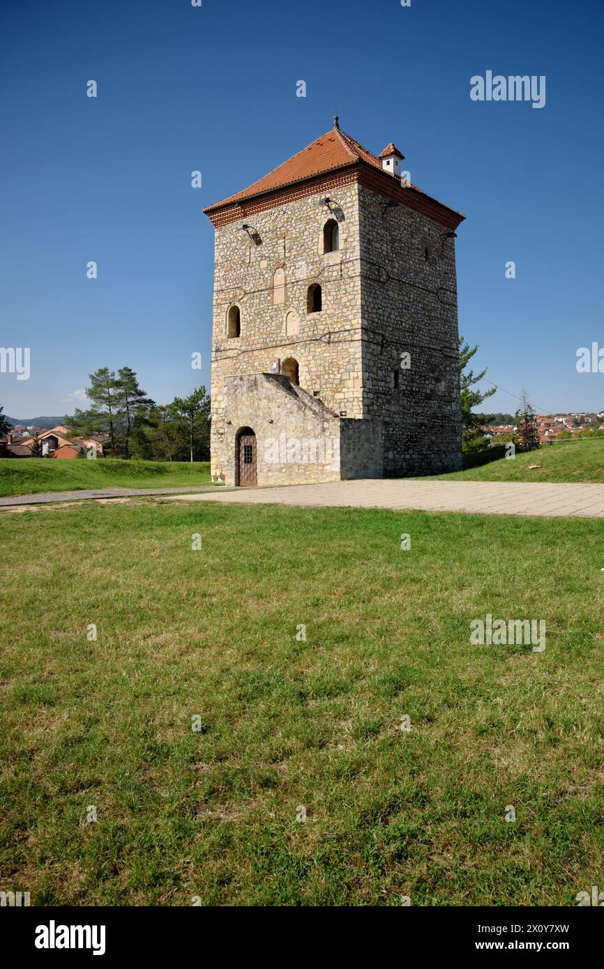 La Torre Nenadovic, costruita prima della fine della prima rivolta serba, è uno dei simboli della città di Valjevo, in Serbia Foto Stock