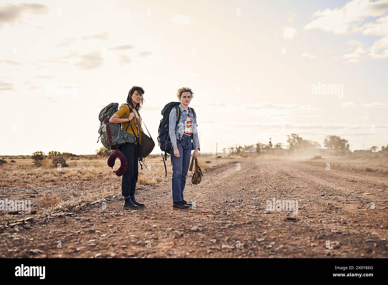 JULIA GARNER e JESSICA HENWICK in THE ROYAL HOTEL (2023), diretto da KITTY GREEN. Crediti: Scarlett Pictures / album Foto Stock